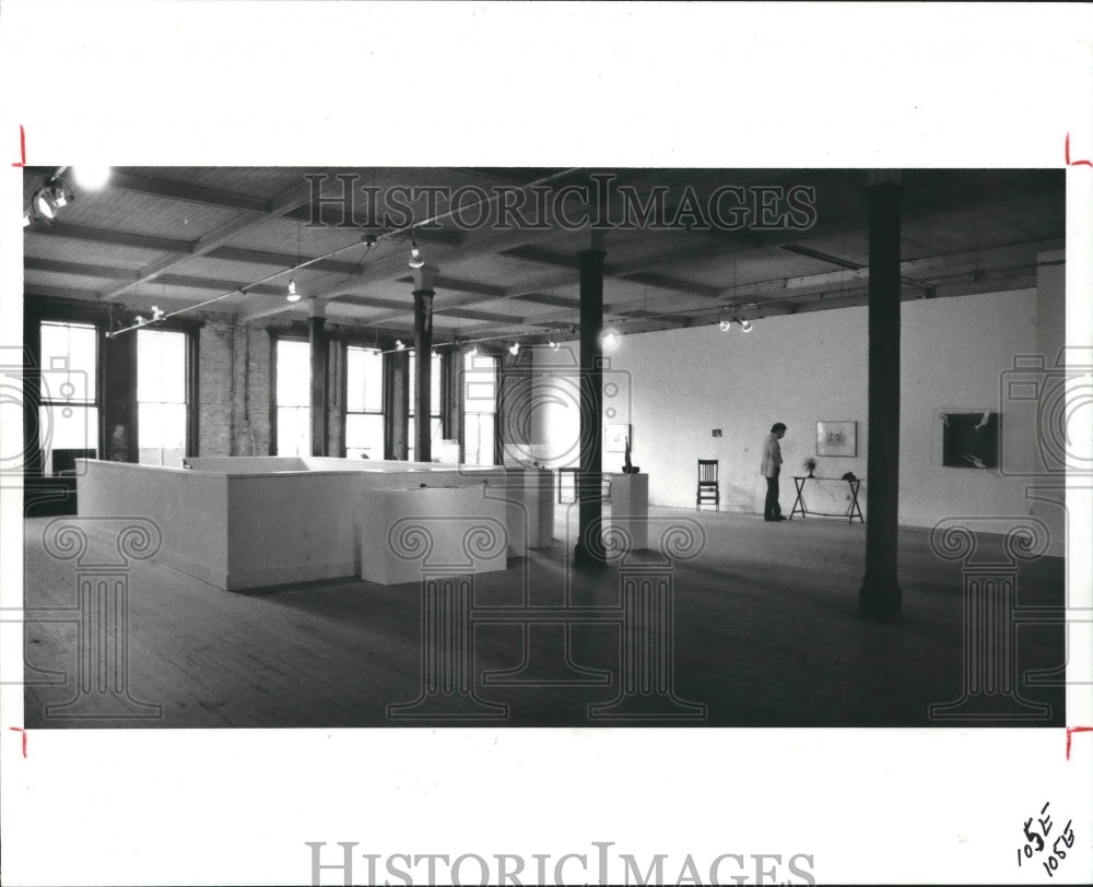 1985 Press Photo Second floor of Diverse Works Gallery - hca17573 - Historic Images