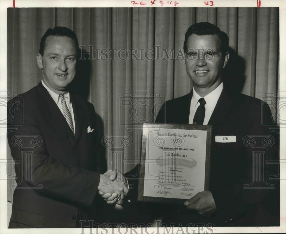 1960 Press Photo Richard P. Harmon present award to Don McMillian, Ford, Houston-Historic Images