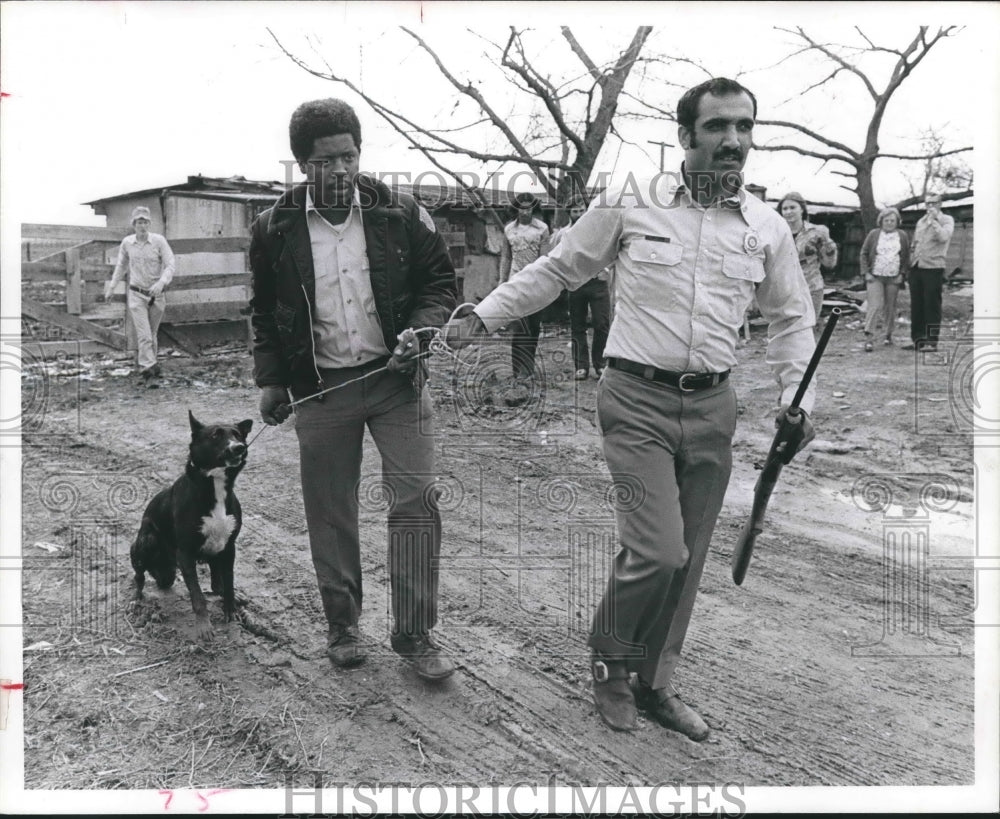 1977 Press Photo A.B. Washington &amp; Riaz Kahn Cart Away Dogs Red &amp; Gus in Houston - Historic Images