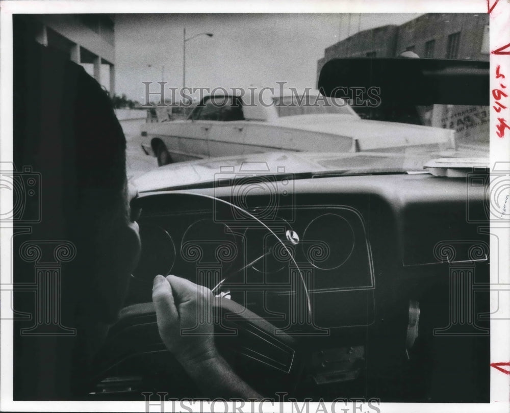 1976 Driver pounds horn at approaching car in Houston - Historic Images