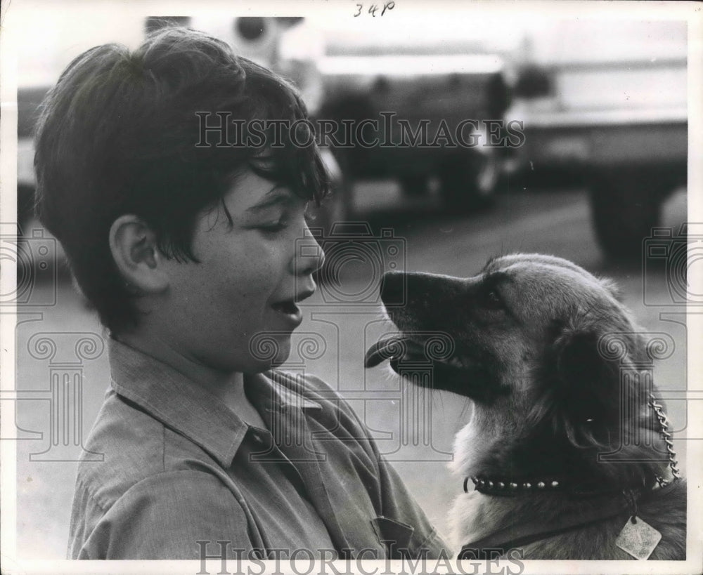 1970 Press Photo Harold Eddy &amp; His Dog Brownie, Houston - hca17723 - Historic Images