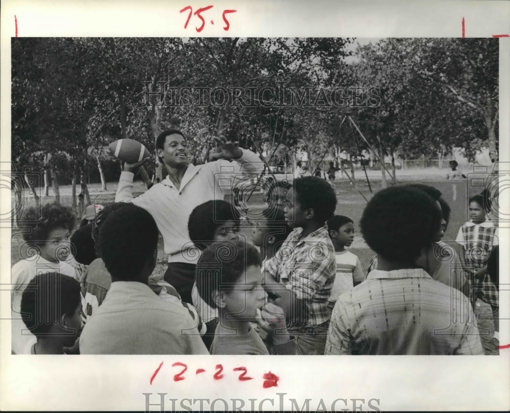 1978 Press Photo Willie Alexander with Children at E. P. Hill Park, Houston - Historic Images