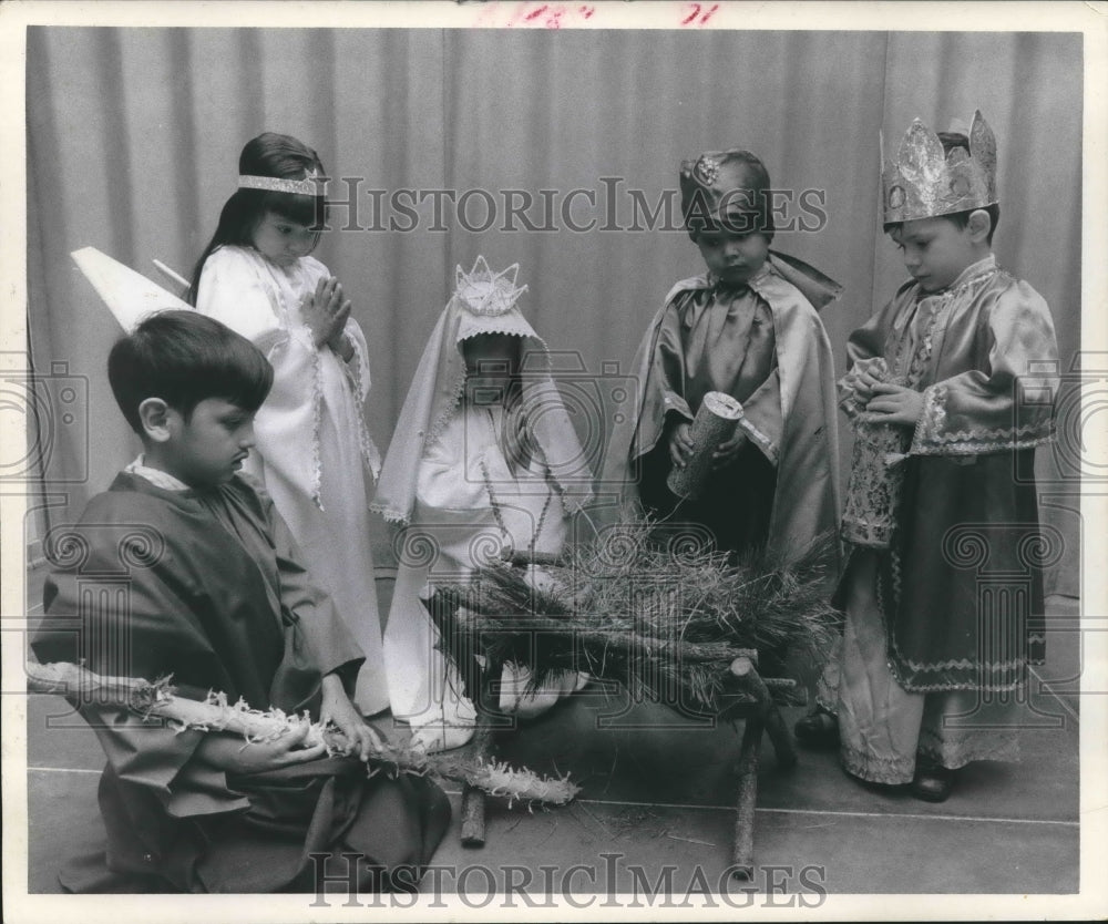 1974 Press Photo Children At Magnolia Park YMCA & Christmas Manger Scene Houston - Historic Images