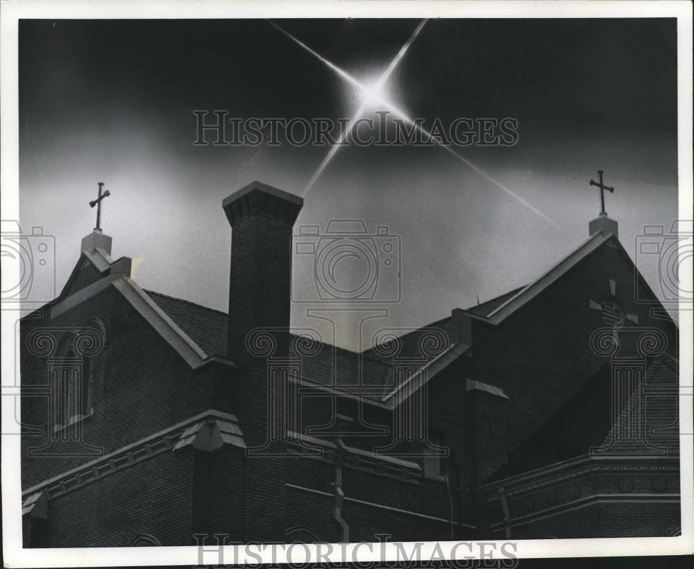 1975 Press Photo Lights Shine Over Catholic Co-Cathedral At Christmas in Houston - Historic Images