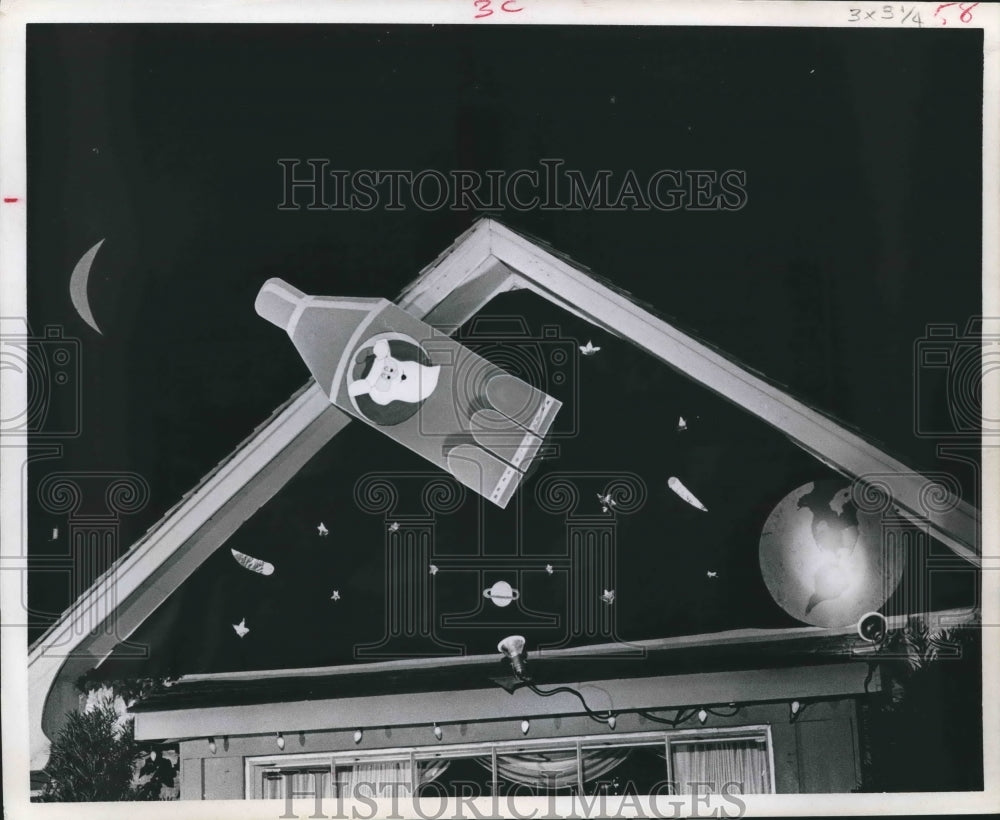 1969 Press Photo Christmas Decorations on House in Houston. - hca17872 - Historic Images