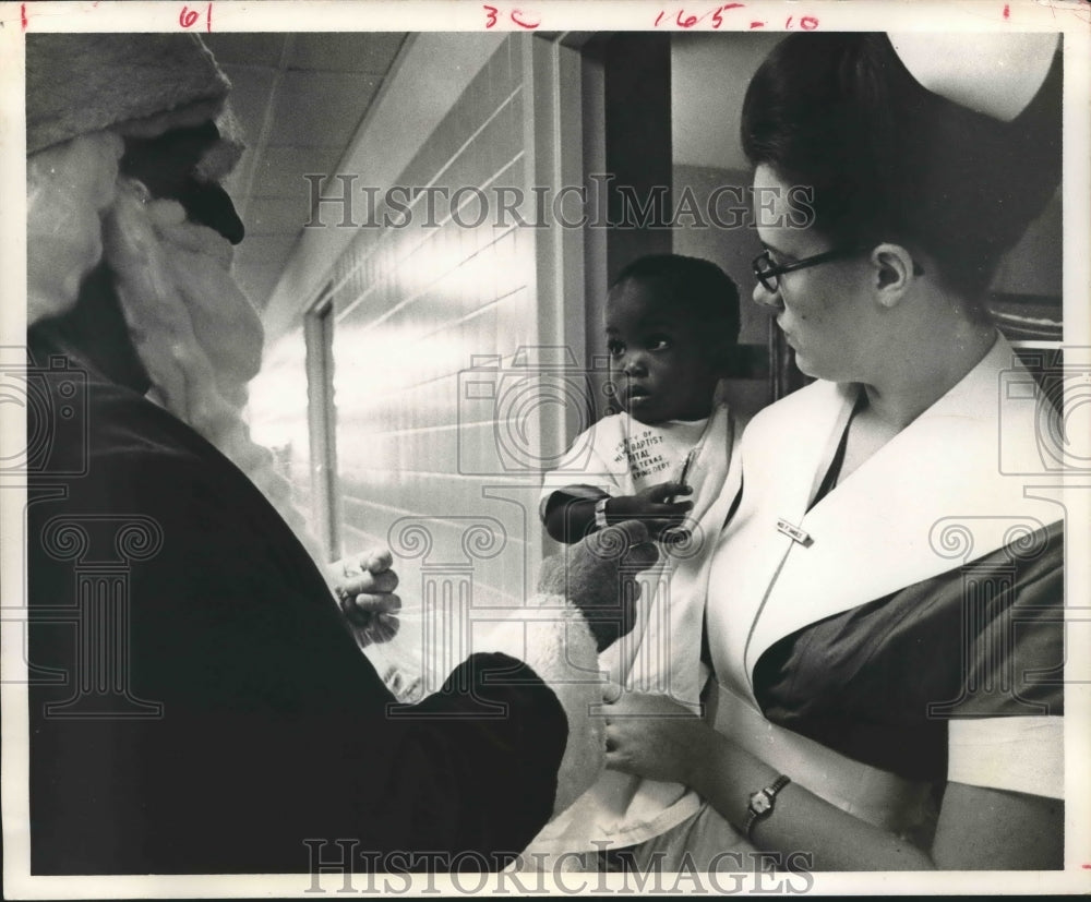 1967 Press Photo Eric Green Gets Cady Cane From Santa At Christmastime, Houston - Historic Images