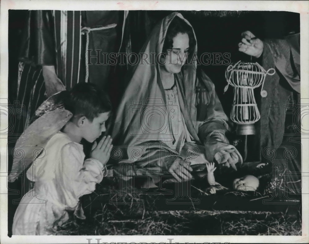 1965 Press Photo Houstonians Rehearse The Tree of Lights Nativity Scene. - Historic Images