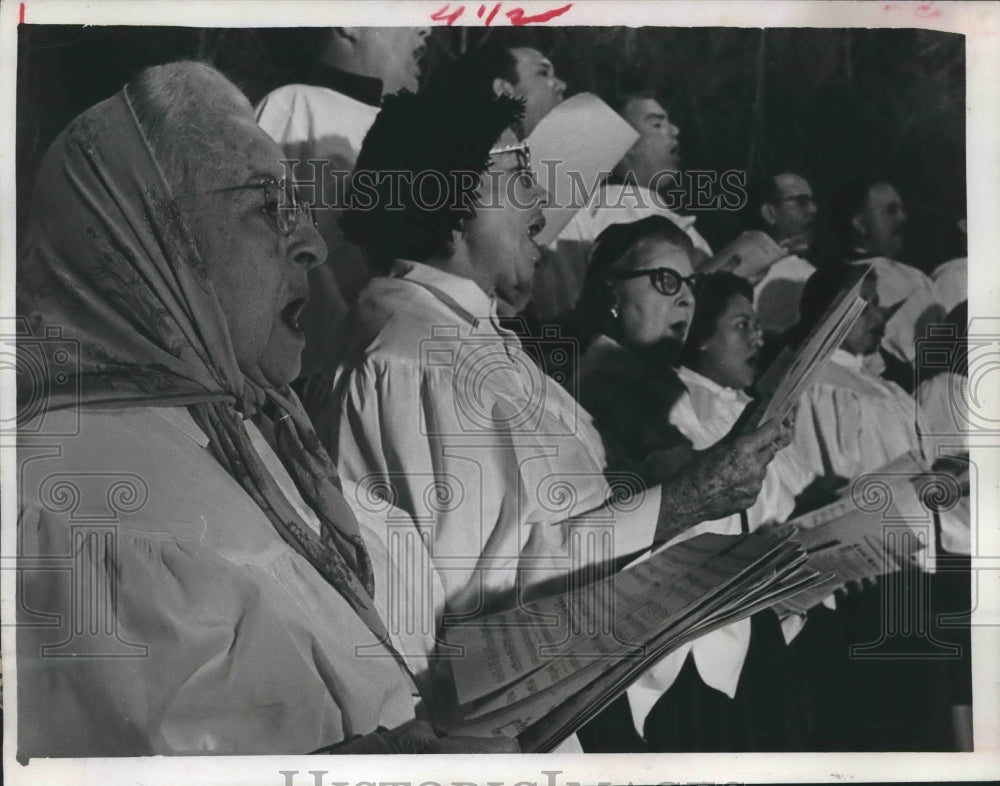 1965 Press Photo Houston community Christmas chorus at Tree of Light, Houston - Historic Images