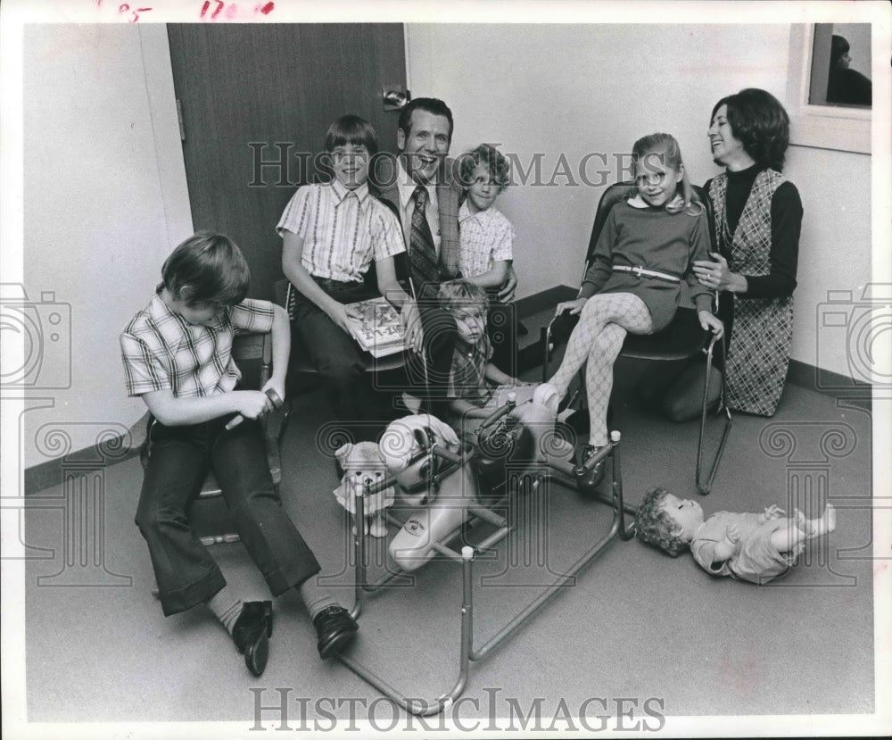 1973 Bobbie, Alice Freeze & Children at DePelchin Faith Home Houston - Historic Images