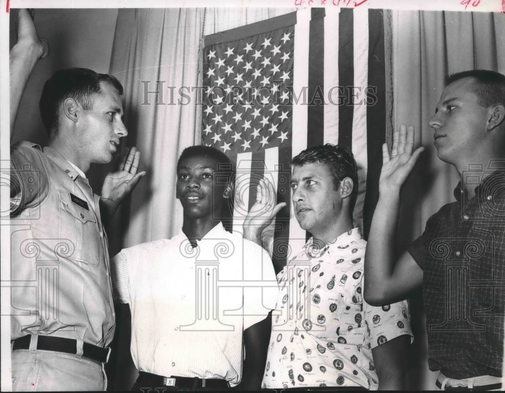 1965 Press Photo Youths Enlisting In The Military Draft In Houston. - hca17924-Historic Images