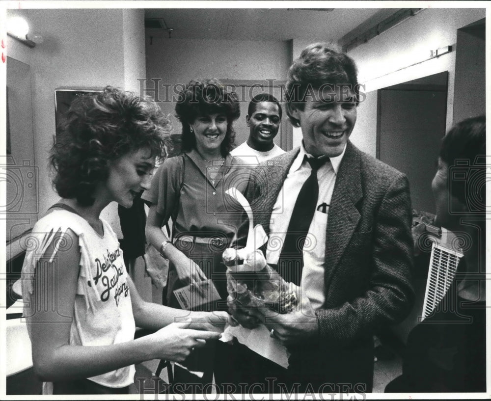 1983 Champagne delivered to Delia Stewart Dance Company dancers - Historic Images