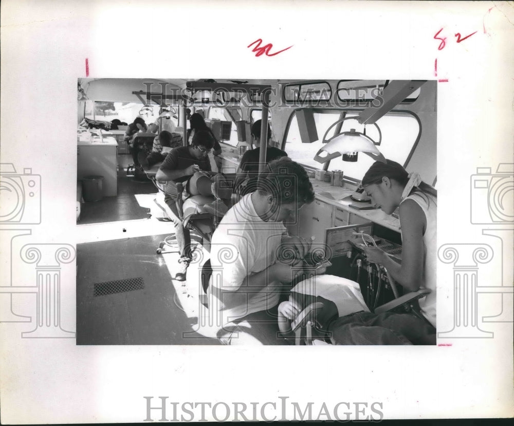 1973 Press Photo Supervised dental students restore teeth to normal - Dentists - Historic Images