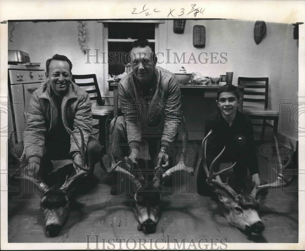 1968 Press Photo Three successful deer hunters show their trophies - hca17974-Historic Images