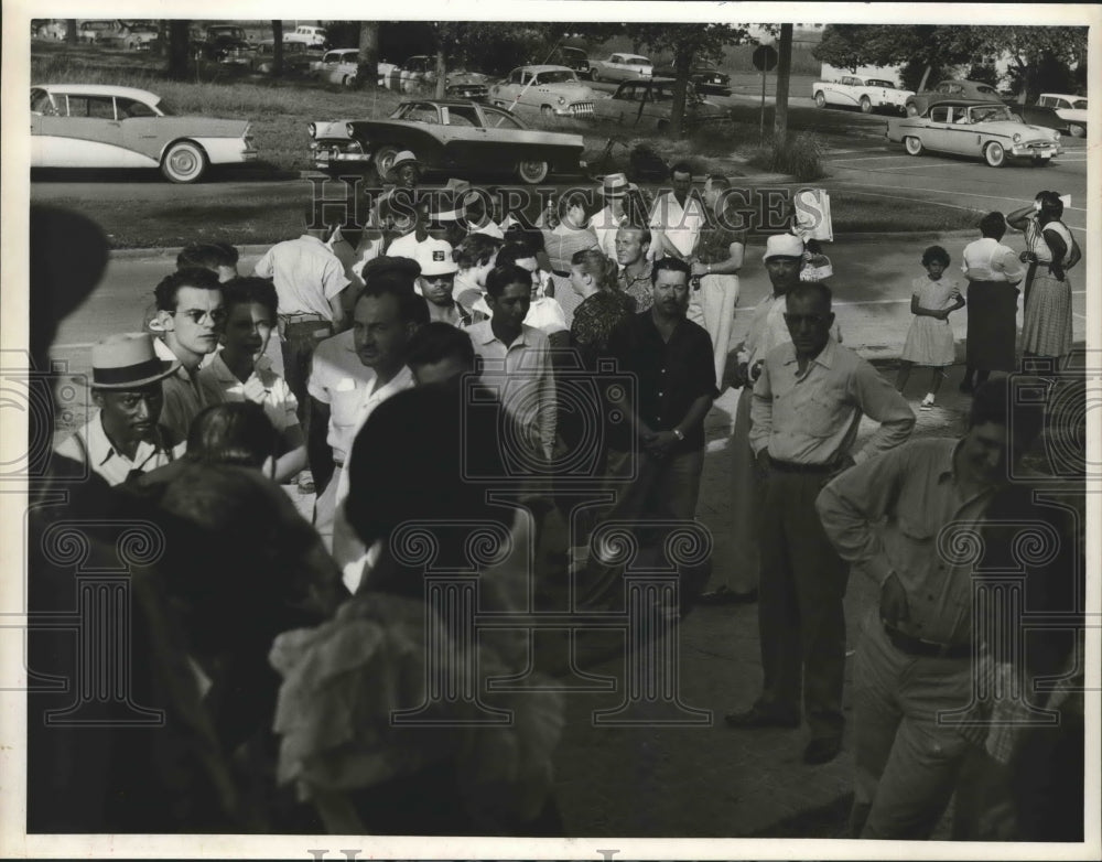 1957 Press Photo Long lines and drivers license office - hca17992 - Historic Images