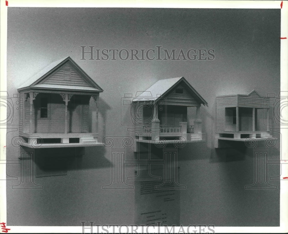 1986 Press Photo Models of shotgun porches at Diverse Works, Houston, Texas - Historic Images