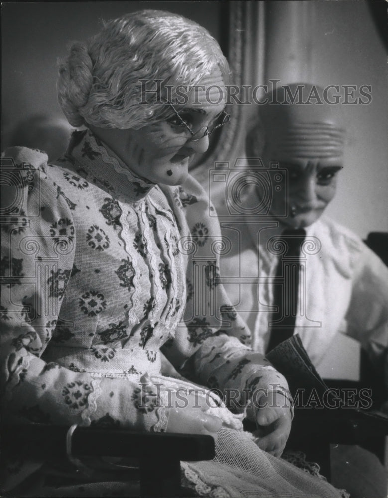 1965 Press Photo Handmade dolls from Mexico called "Old Folks At Home" - Historic Images
