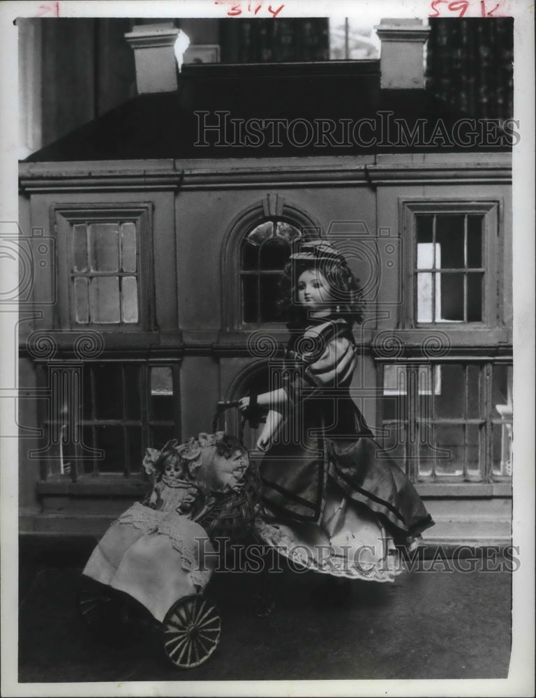 1965 Press Photo French mechanical walking doll in front of dollhouse - Historic Images