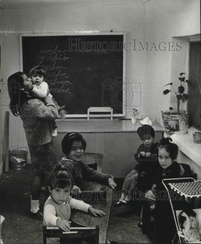 1969 Press Photo Senorita Maria Refugio Rivera and students in Mexico - Historic Images