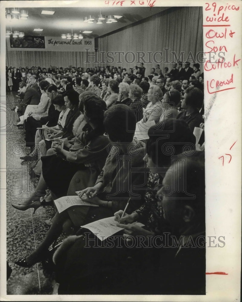 1968 Press Photo Crowd of parents attend Houston meeting about narcotics - Historic Images