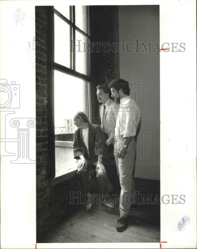 1985 Press Photo DiverseWorks Directors Look Out Window At Bayou in Houston. - Historic Images