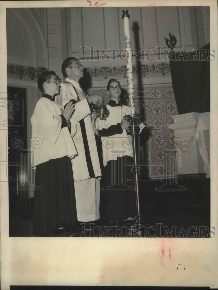 1958 Press Photo Boys Blessing Paschal Candle At Easter Service in Houston.-Historic Images