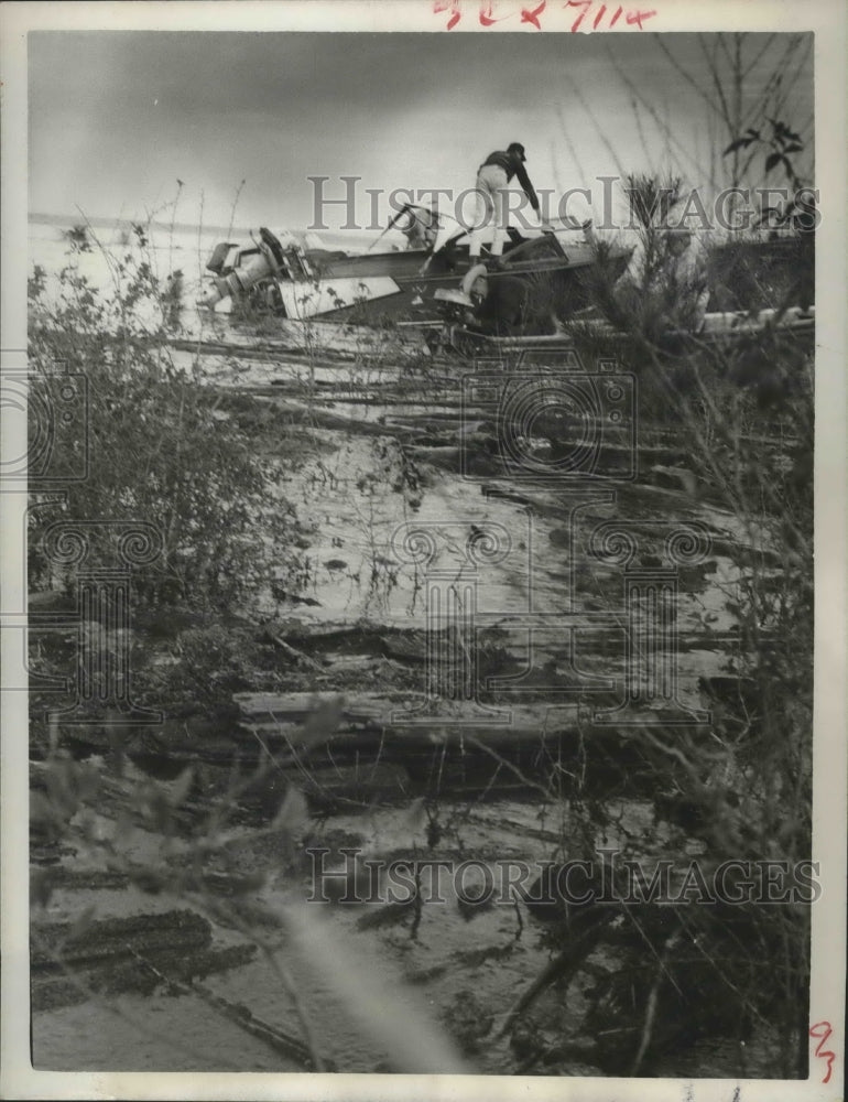 1965 Press Photo Men in boats search for drowning victims - hca18252-Historic Images