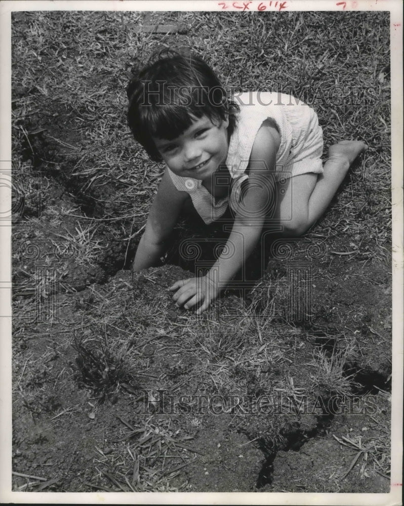 1963 Press Photo Virginia Margaret Holston explorers drouth cracks in Harris Co. - Historic Images