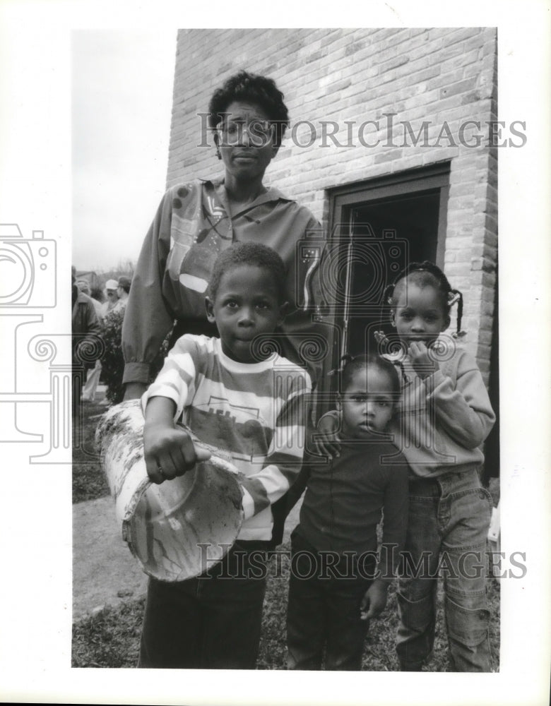 1989 Press Photo Adolph Robinson and family, Houston - hca18259 - Historic Images