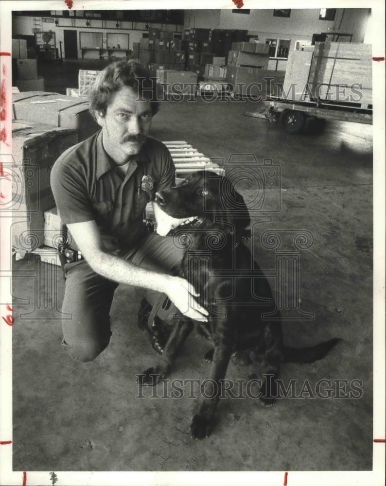 1980 Don Brown & Lucky A Labrador Retriever Customs Service Drug Dog - Historic Images