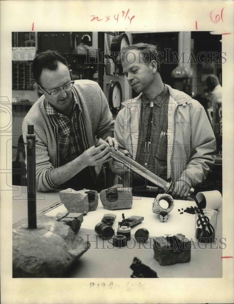 1965 Press Photo Robert Potter & B.B. McInteer Look At Burned Drilling Bit. - Historic Images
