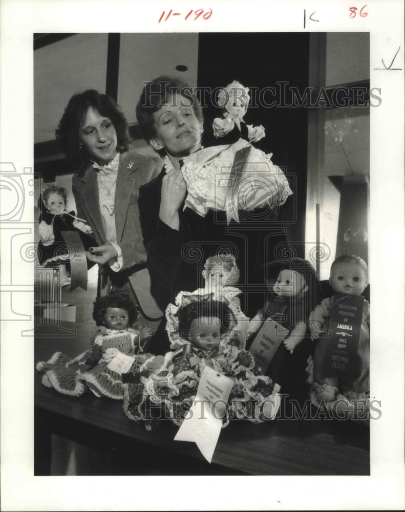 1982 Press Photo Missy Kibodeaux and Dorothy Jackson with Dolls in Houston- Historic Images