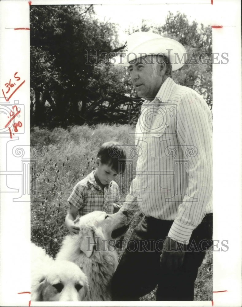 1982 Press Photo Rancher Durwood Kelly &amp; Boy With Great Pyrenees Dogs. - Historic Images