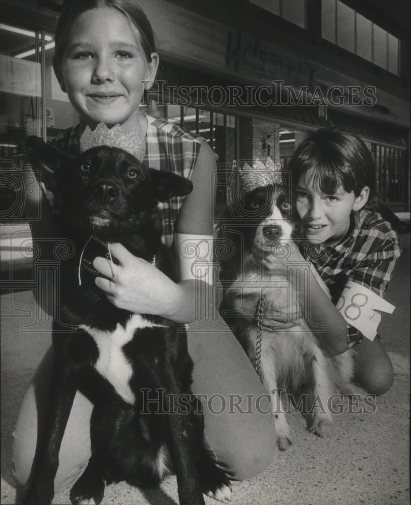 1967 Press Photo Kim Bisset &amp; Karen Fletcher and Dogs Midnight &amp; Pixie. - Historic Images