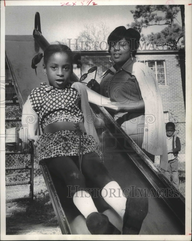 1970 Press Photo Mrs. Ivory Rogers &amp; Tracey Hatchett Residents of Cuney Homes-Historic Images