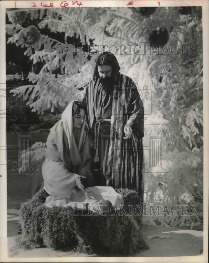 1962 Press Photo Mr. &amp; Mrs. Baldwin DeYoung as Mary and Joseph at Tree of Light - Historic Images