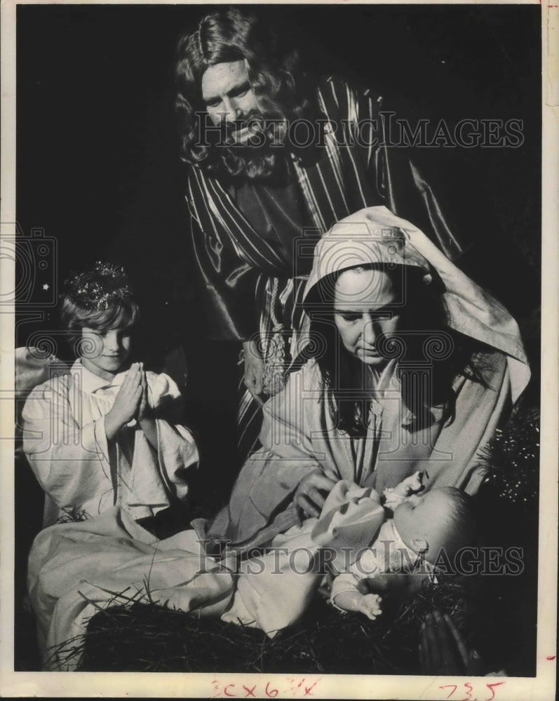 1967 Press Photo Mr. & Mrs. Baldwin DeYoung and Eleanor Hanna at Tree of LIght - Historic Images