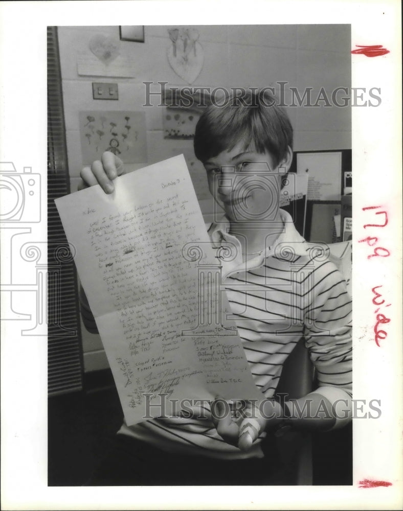 1987 Eric Boudreau with letter from inmate about Drug abuse, Houston - Historic Images