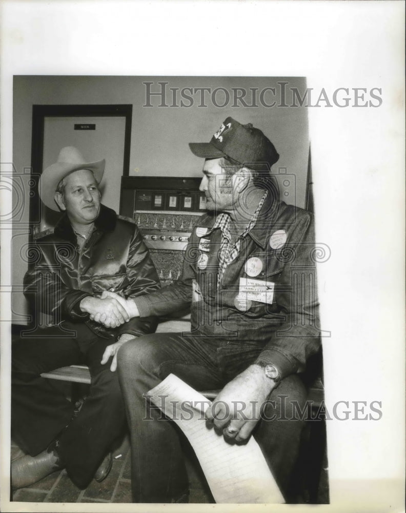 1978 Press Photo Texas Farmers Shake Hands. - hca18530 - Historic Images