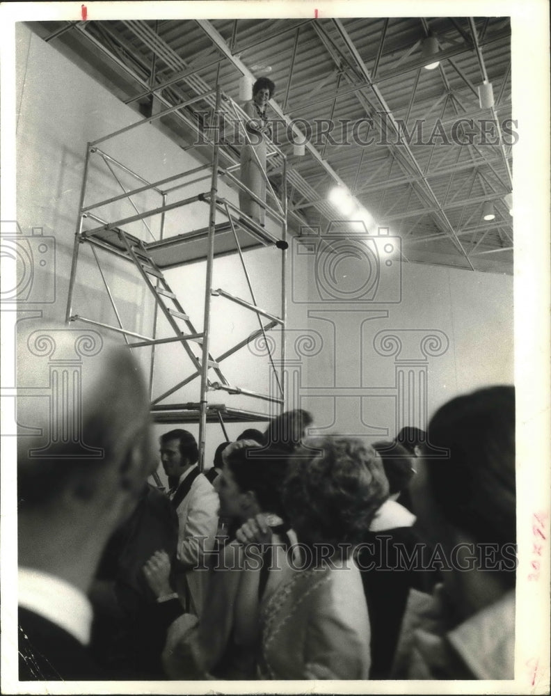 1972 Press Photo Mrs. Johnston on scaffolding, Contemporary Arts Museum, Houston-Historic Images