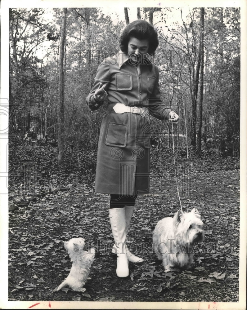 1972 Press Photo Mrs. Thomas Barrie & her West Highland white terriers, Houston-Historic Images