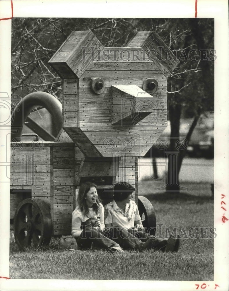 1983 Press Photo Nancie Cantrell &amp; Aimee McCleney at Contemporary Arts Museum - Historic Images