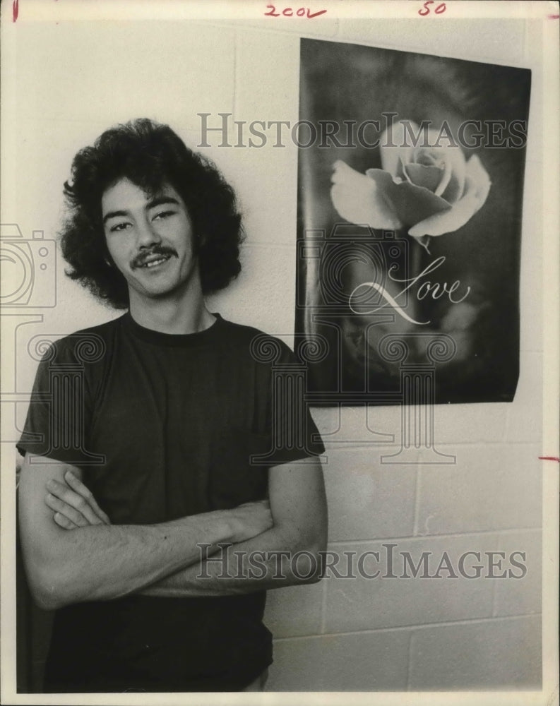 1974 Press Photo Tony Sheehan in Jail Houston Cell After Draft Evasion. - Historic Images