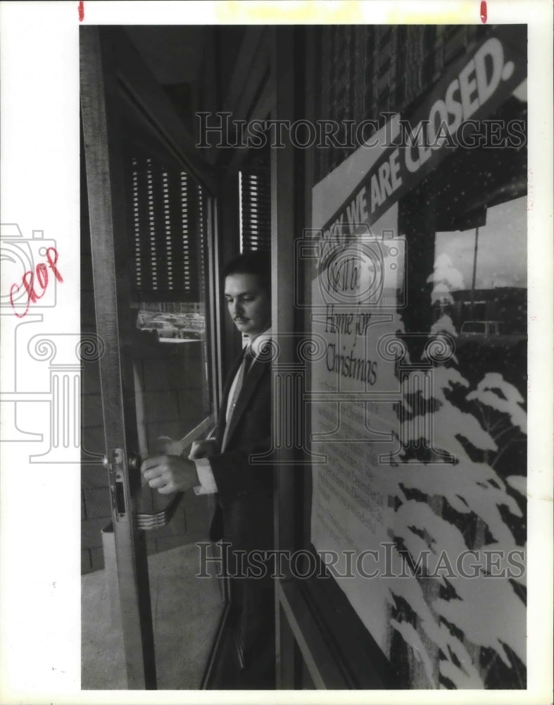 1988 Mike Warren checks lock on Denny&#39;s restaurant - Historic Images