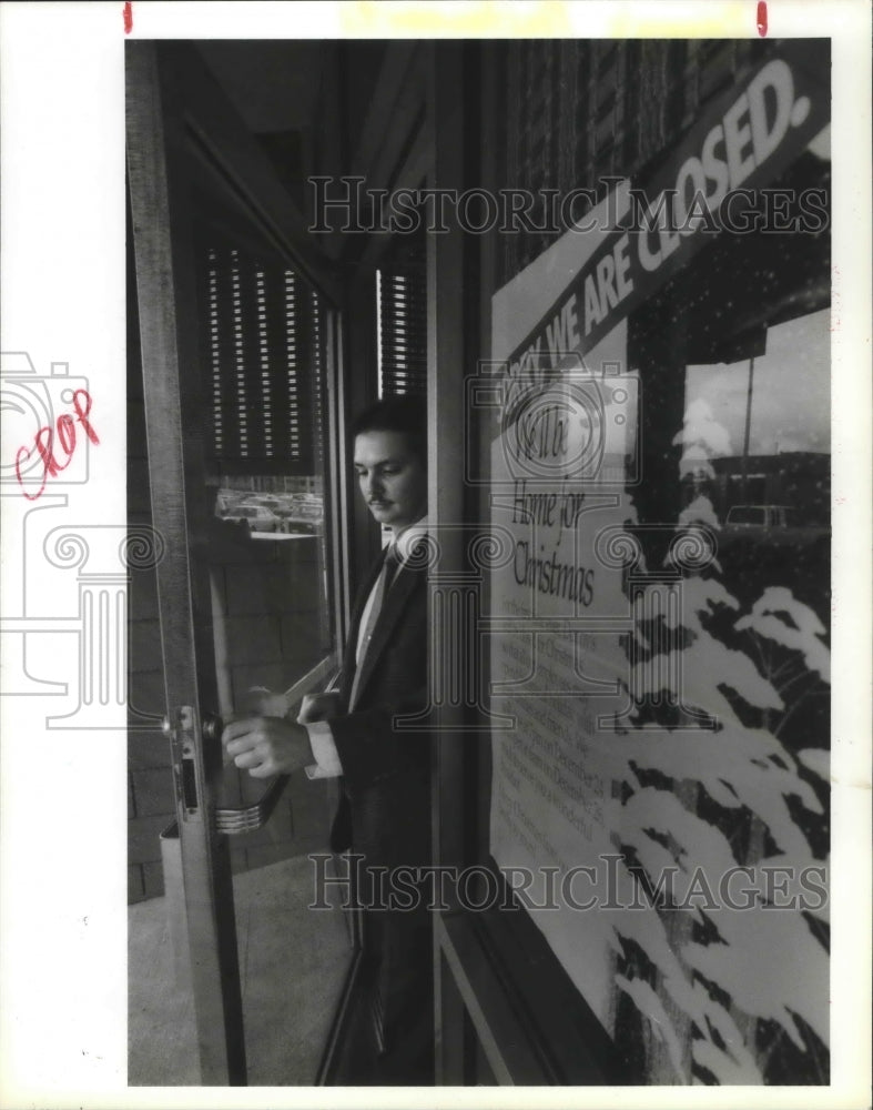 1988 Mike Warren checks lock on Denny's restaurant - Historic Images