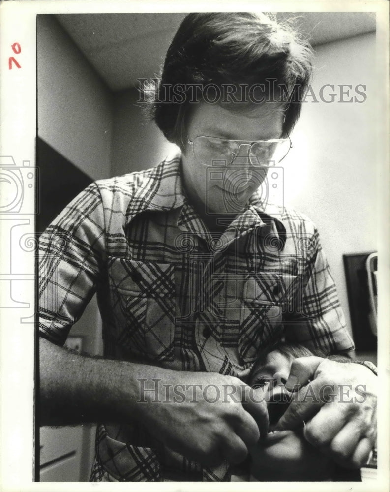 1978 Press Photo Houston Dentist Dr. Steve Benson with daughter Melissa - Historic Images