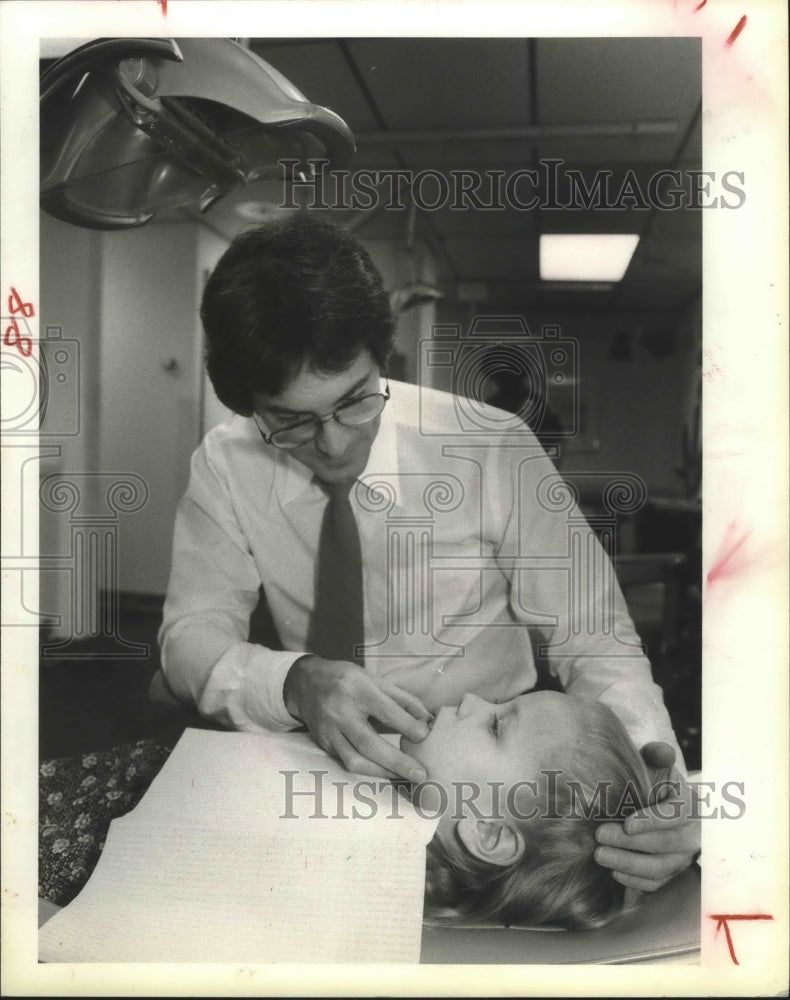 1981 Dentist Dr. Craig Brown examines Crystal Cochran, Houston - Historic Images