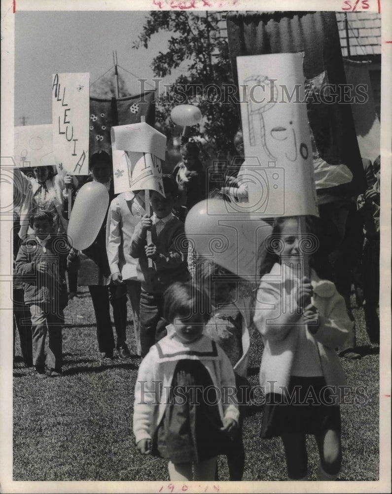 1971 Press Photo Children with Banners, "He Is Risen" Easter parade, Houston-Historic Images