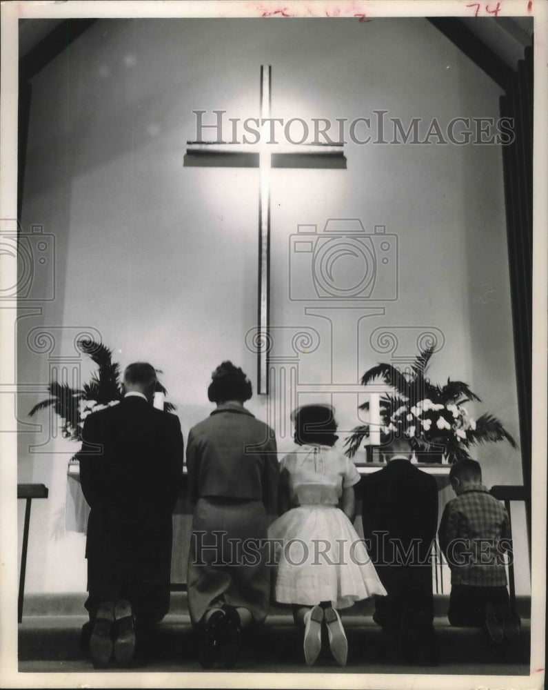 1962 Press Photo Parks Family kneels at cross for Easter, Houston - hca18659 - Historic Images