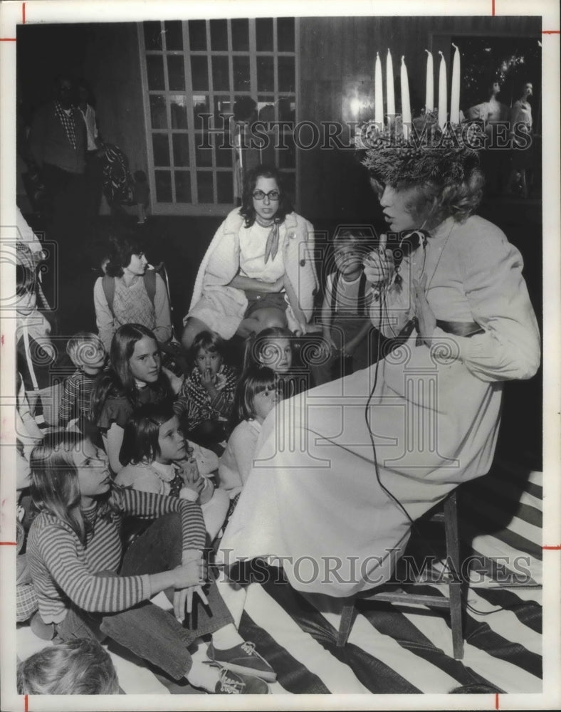 1974 Press Photo Mrs. Jeannine Beekman &amp; Children at Houston Christmas Galleria. - Historic Images