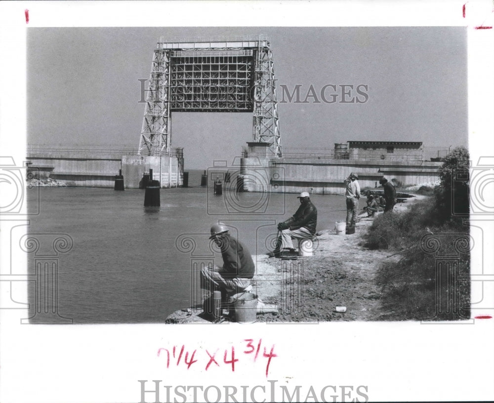 1976 Tide gate between Galveston Bay and Moses Lake fishermen - Historic Images